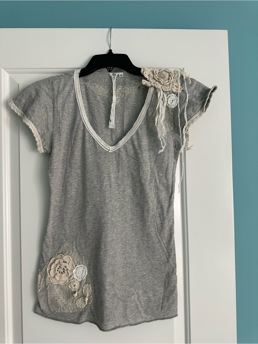 Anthropologie…Gray Floral Applique V-Neck Tee